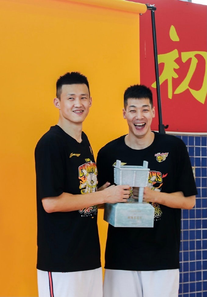 广东拍摄夺冠写真 赵睿公主抱胡明轩 网友神评:高诗岩