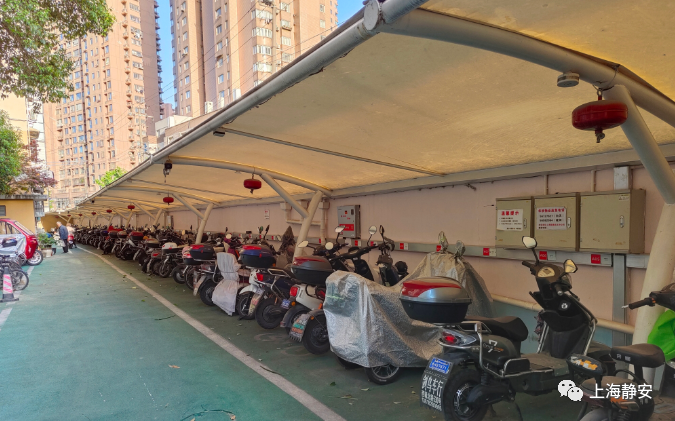 小区内智能车棚 安 24小时可充电,可自动断电 顾阿姨告诉记者,原先