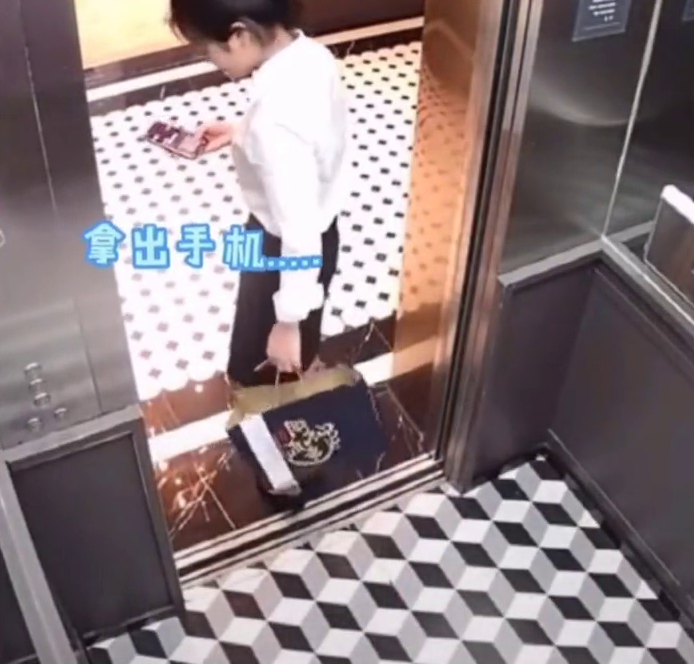 女子高跟鞋卡电梯,下一秒竟拿出手机淡定拍照
