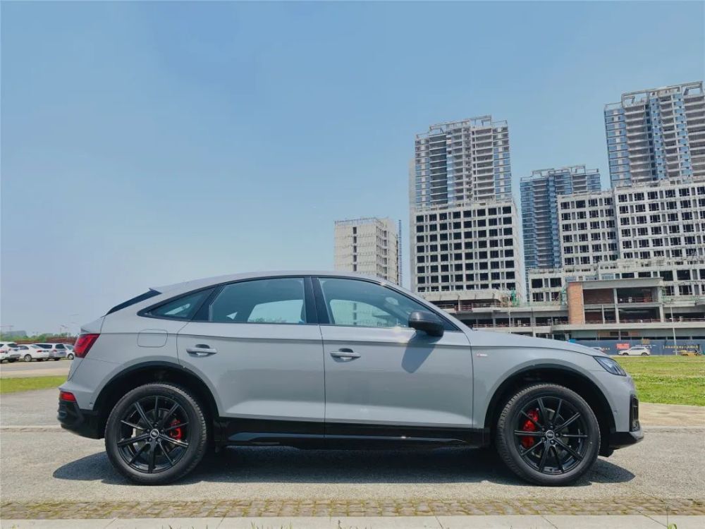 一汽奥迪q5l sportback 40tfsi上市特别版试驾:设计很