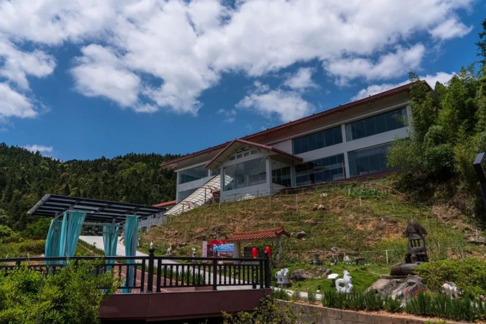 时值建党百年,雪山风雅颂全新打造了"党建 体育 旅游"阵地, 将百年