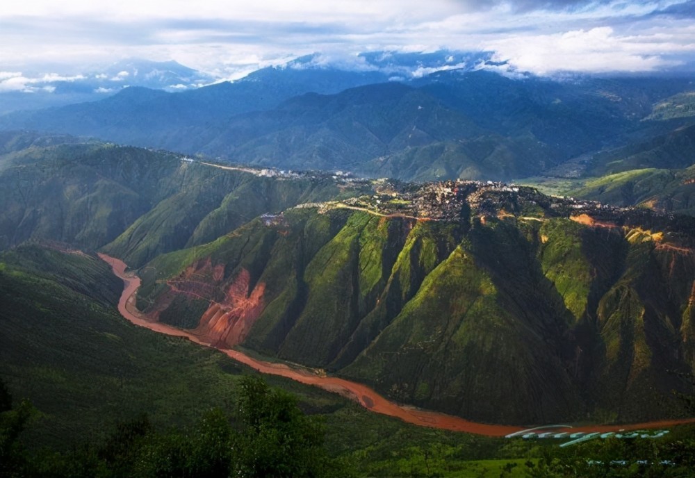 红河流域的红色砂页岩地形"红河三角洲"地区的大部分新增土地海拔都在