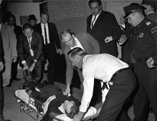 肯尼迪遇刺后,第一个拼死冲上车替他挡子弹的保镖,最后他怎样了