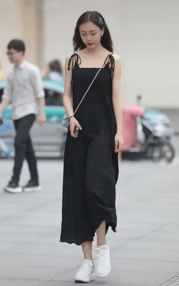 最近有一种不适合夏天,却是女生心头爱的穿搭,叫"黑裙白鞋"!