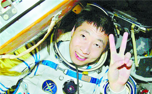 杨利伟在太空听到"敲窗"声,17年后真相揭开,庆幸自己躲过一劫