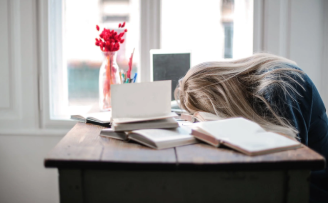 工作劳累,身心俱疲对月经的影响有多大?