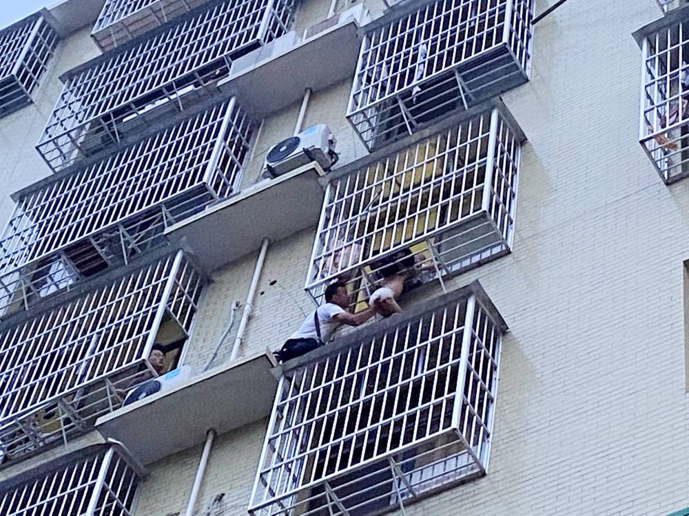 湖北咸宁一女童阳台坠落头被卡防盗窗悬在半空