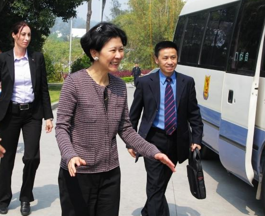 长相平平的周凯旋凭啥被李嘉诚独宠29年她背后的靠山才是关键