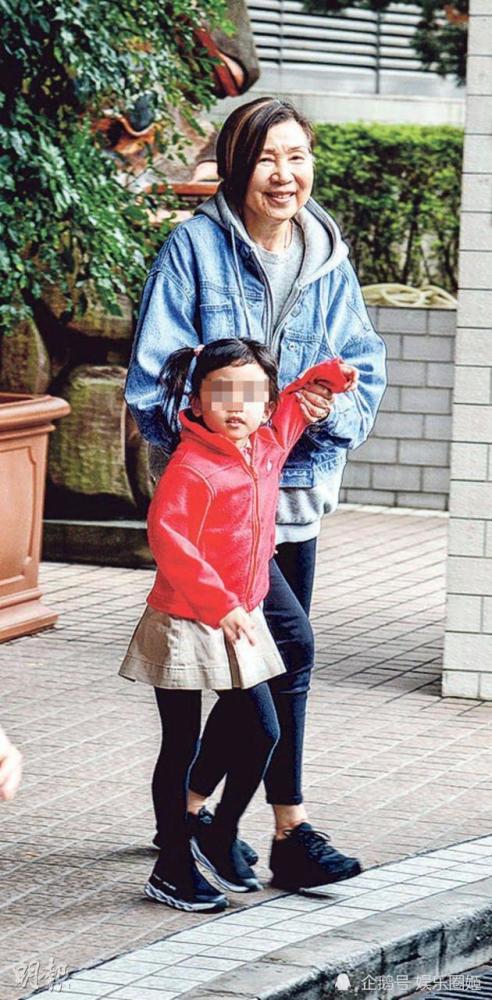杨幂女儿小糯米明年7岁上小学,刘恺威炫耀女儿母亲节送画给奶奶!