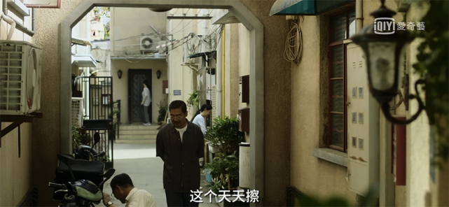 剧中南叔的房子原本是老上海的独特建筑,解放后被保留了下来,为了适应