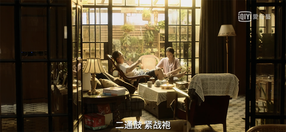 剧中南叔的房子原本是老上海的独特建筑,解放后被保留了下来,为了适应