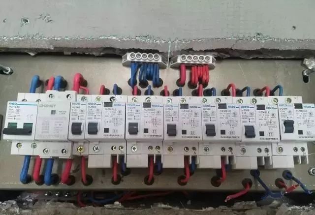 建筑电工该如何安装住户配电箱