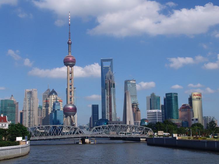 上海东方明珠塔下的陆家嘴 低音号旅游