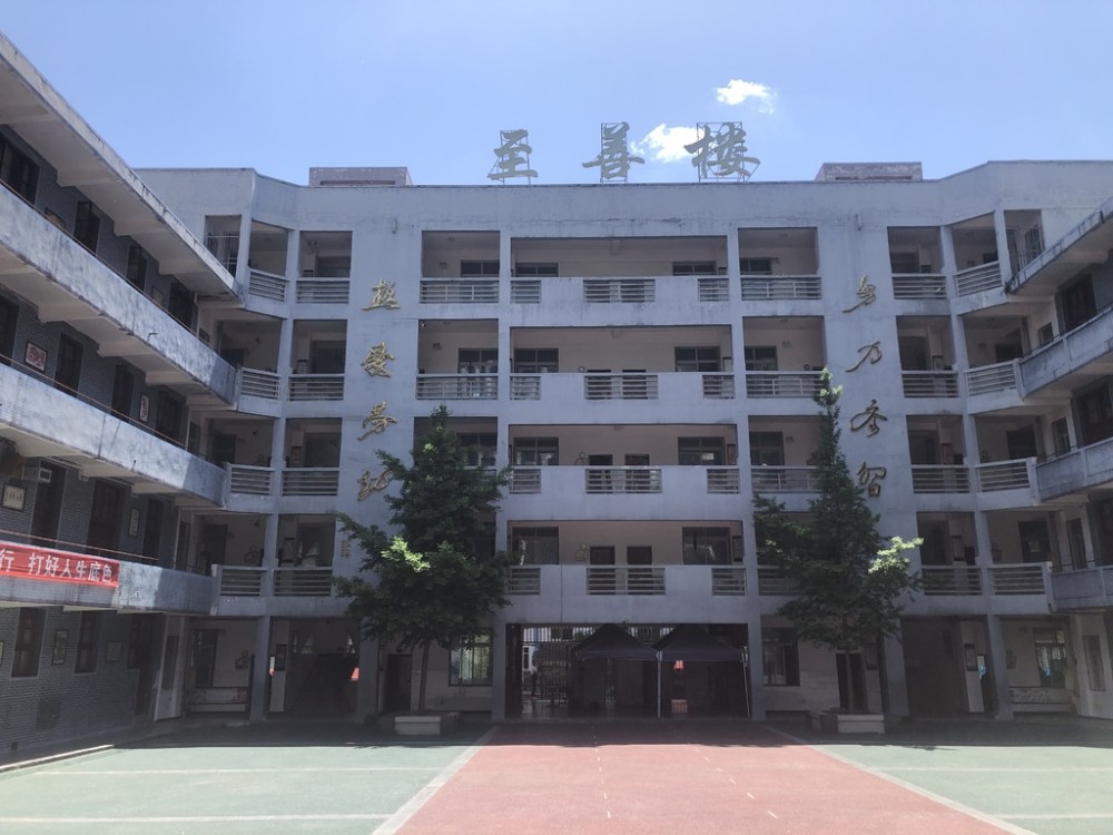 以山坳中的炬光小学为例,二十年前黄国平就读时,这里只有两栋房,孩子