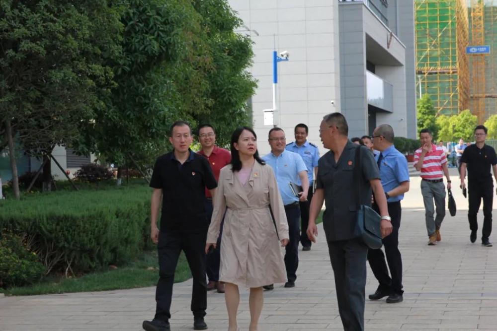 调研过程中,梁崑实地查看了五华法院爱民遮雨棚,安检