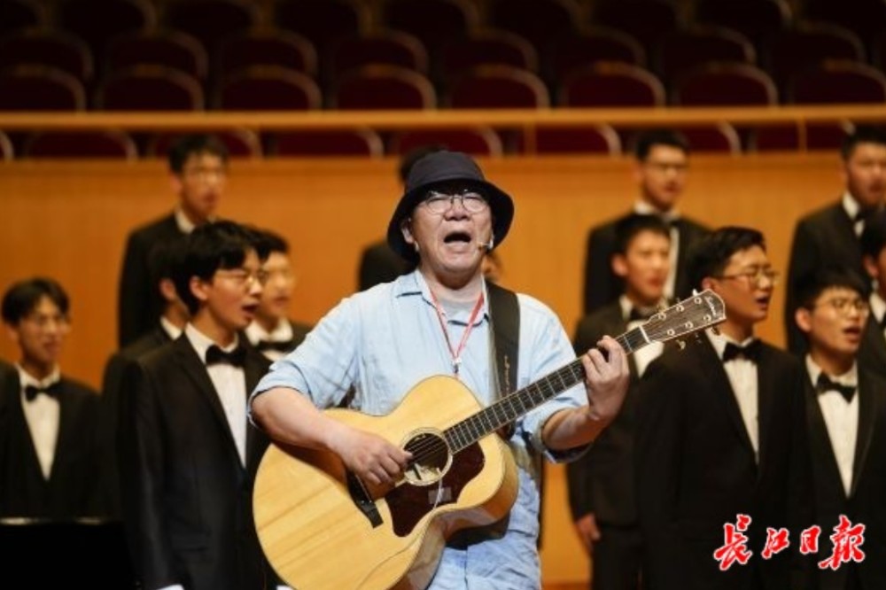 冯翔和合唱团共同演唱《汉阳门花园》.(记者彭年摄)