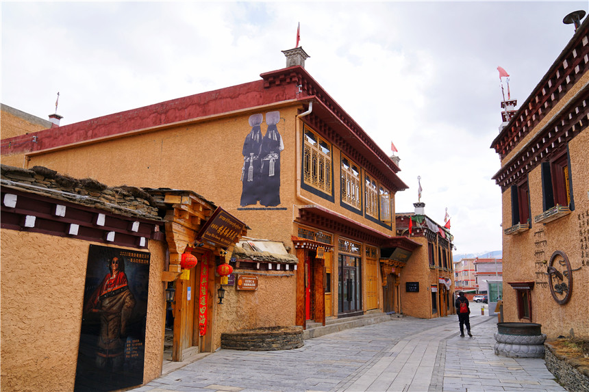 自驾川藏线,因为丁真,我两次来到理塘,意外发现400年千户藏寨