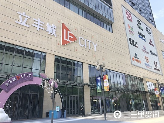 西安立丰城lecity地下车库墙被宝马车撞出一大窟窿,商场:车主疏忽所致