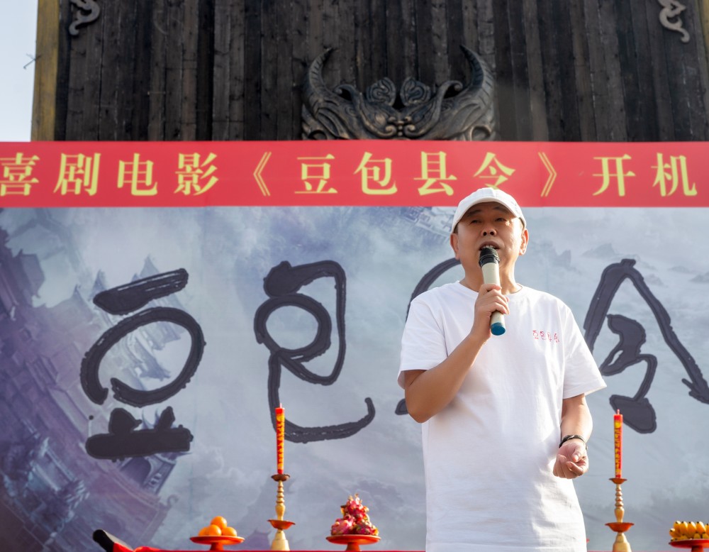 而潘长江也热度骤增,直播人气水涨船高,由其主演的喜剧电影《豆包县令