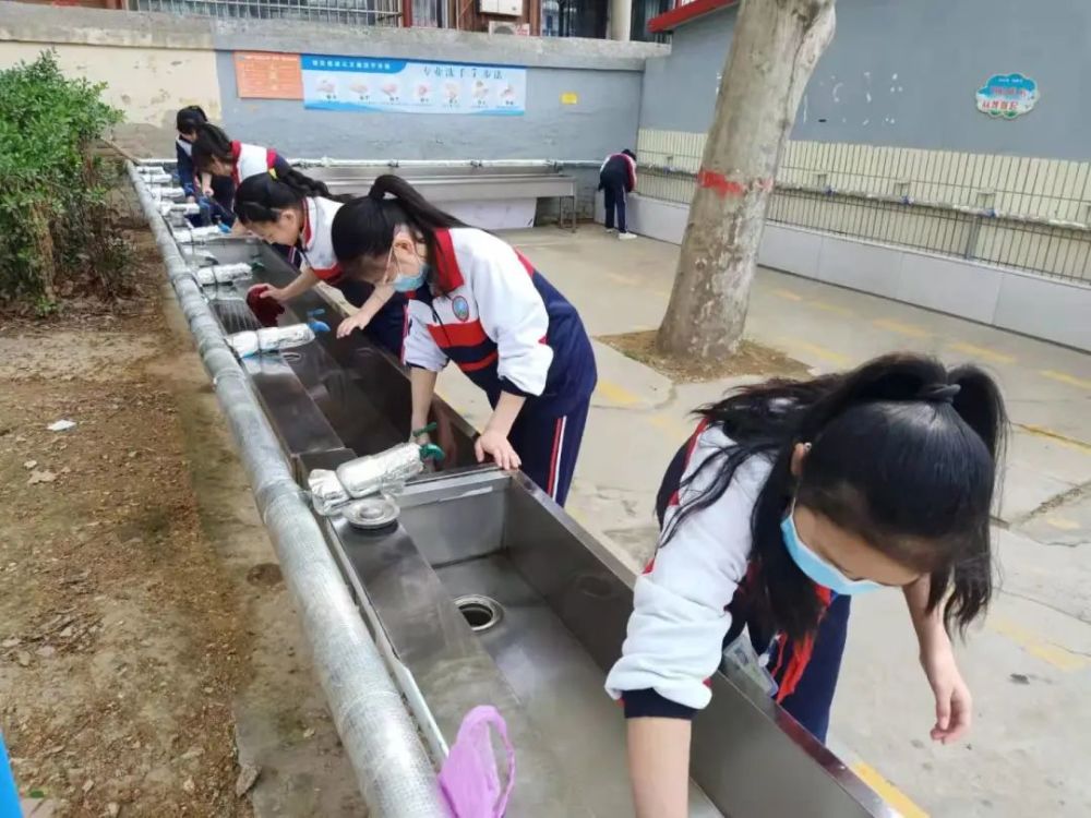 让学生们在劳动中体验快乐 家务劳动 学校将实践基地拓展到社会 在