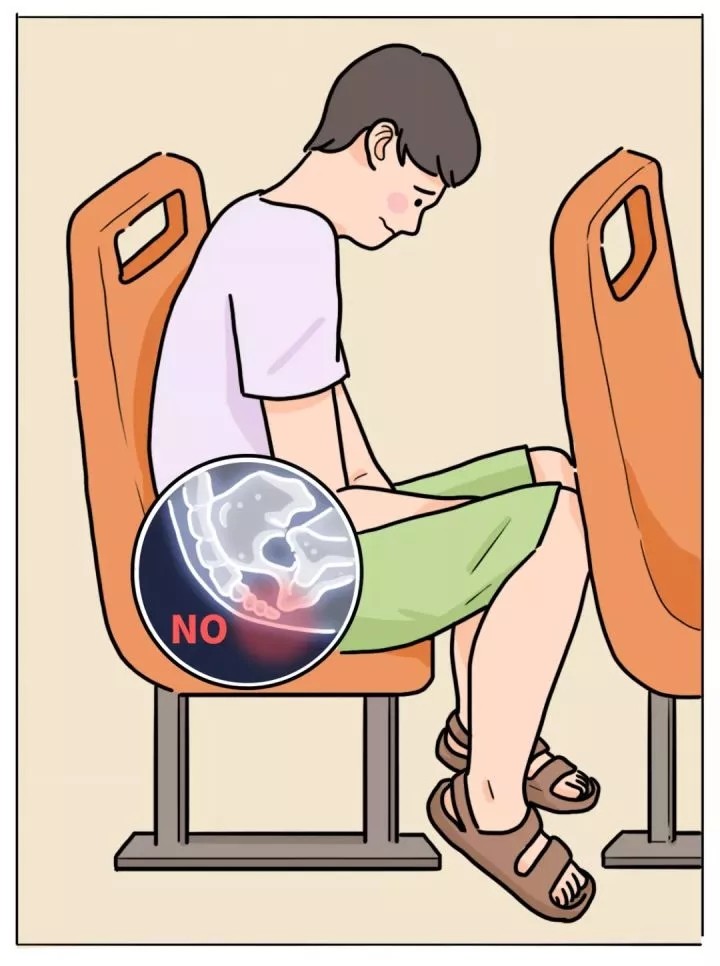有种坐姿叫易烊千玺的坐姿,不管朋友挤不挤,只要自己帅就行