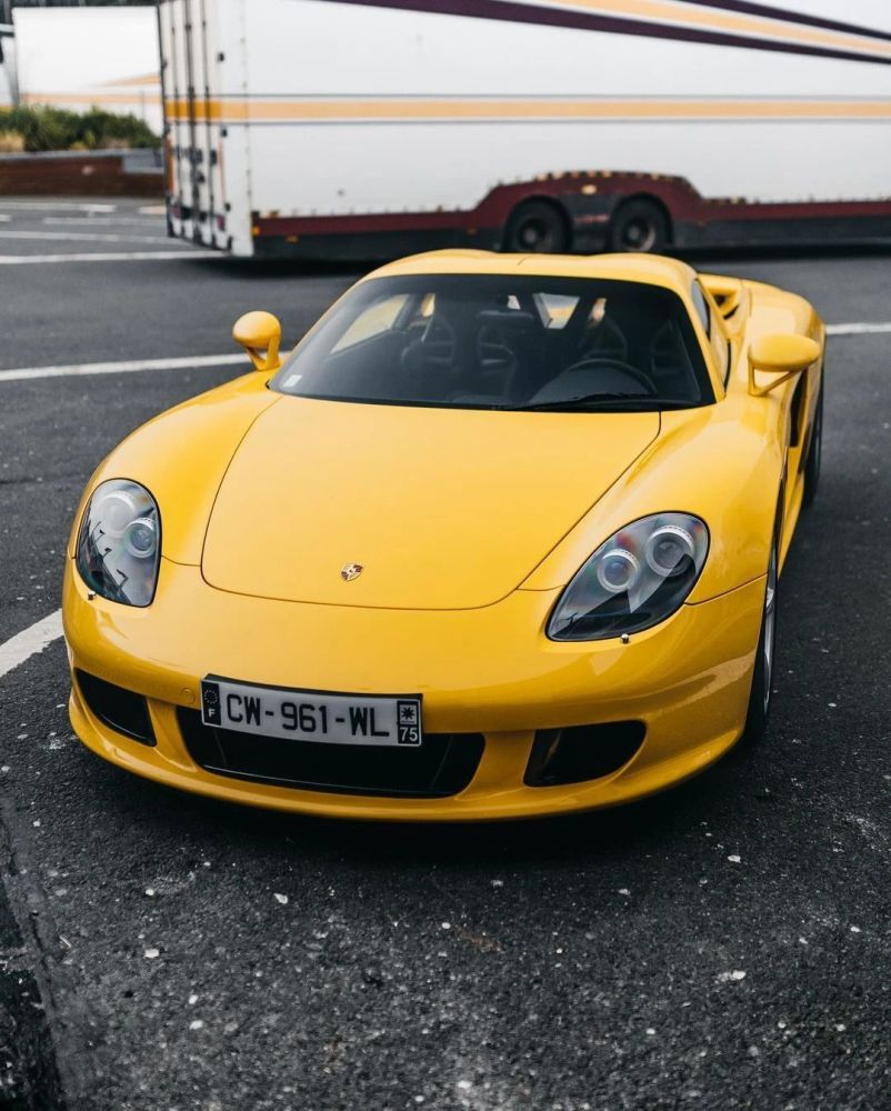 黄色保时捷cgt