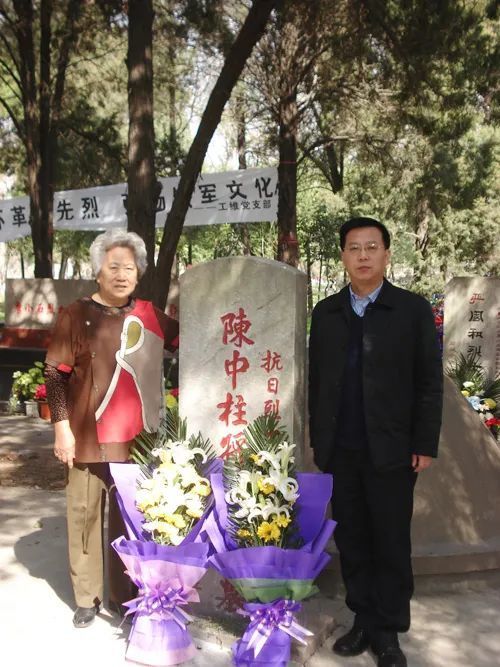 1941年6月7日,陈中柱牺牲.9月12日,王志芳生下一个儿子,取名为陈承志.