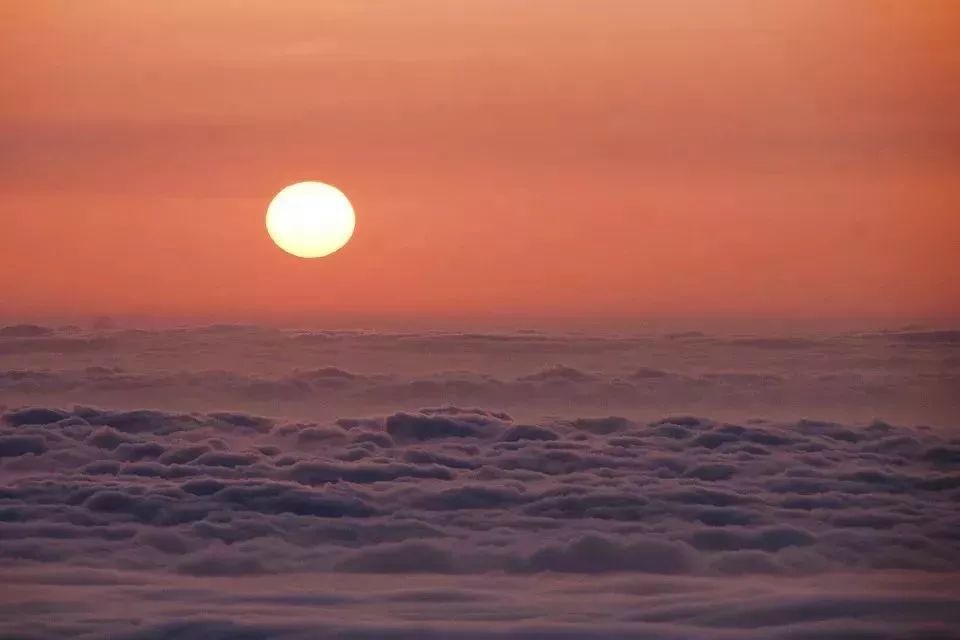 历代登临泰山的人总结出了泰山四大奇观: 泰山日出,云海玉盘,晚霞夕照