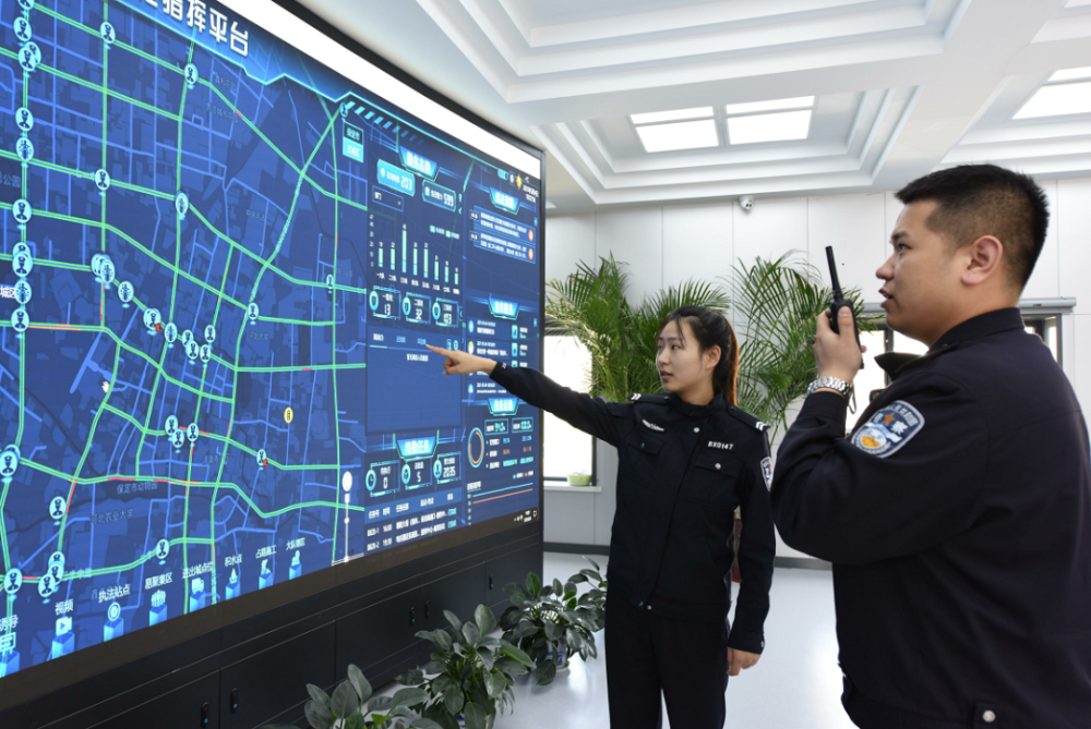 图为交警在一体化指挥平台上指挥交通.