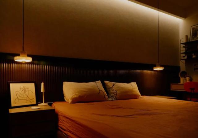 无主灯的主卧设计,仅以灯带 床头灯为主,夜晚降临时,整个卧室空间显得