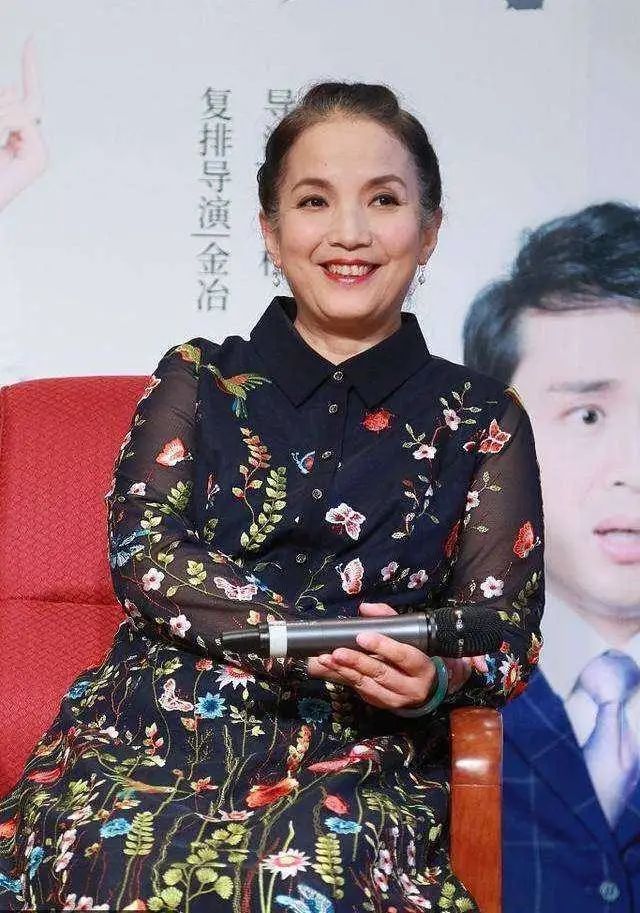 60岁吕丽萍老得太明显,化妆也难掩两鬓斑白,穿花衣像邻家奶奶