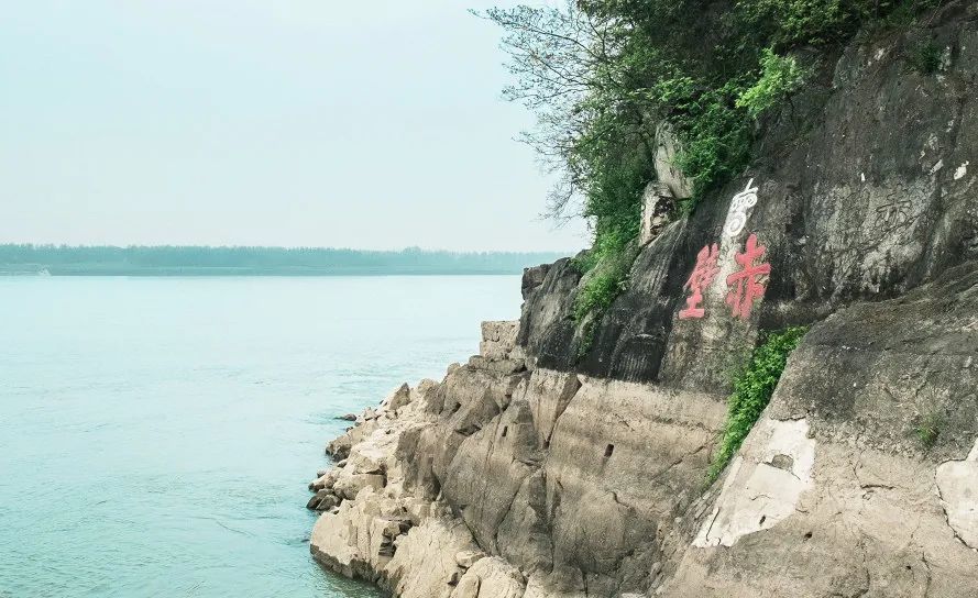 近几十年,湖北赤壁市出土了大量东汉晚期与孙吴文物,其北岸乌林,即