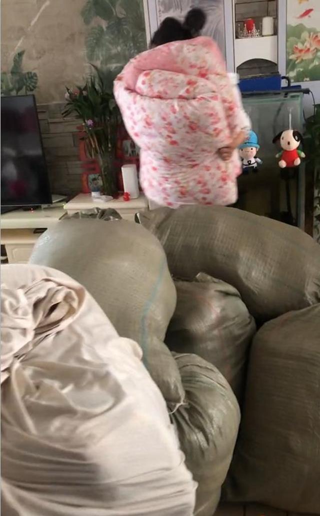 田静弟弟晒搬家,奇奇花猫脸萌翻众人,母亲默默做事引