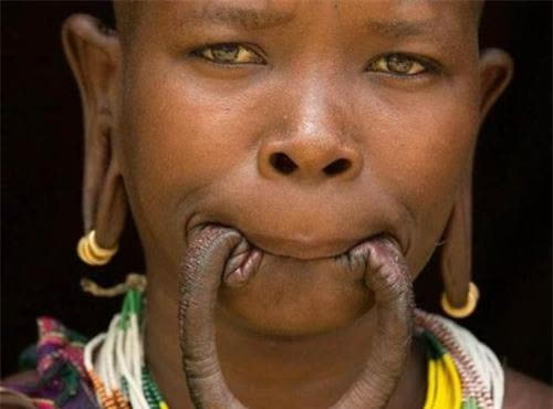 非洲神秘的"盘唇族",女子10岁开始切嘴唇装盘子,盘子越大越美