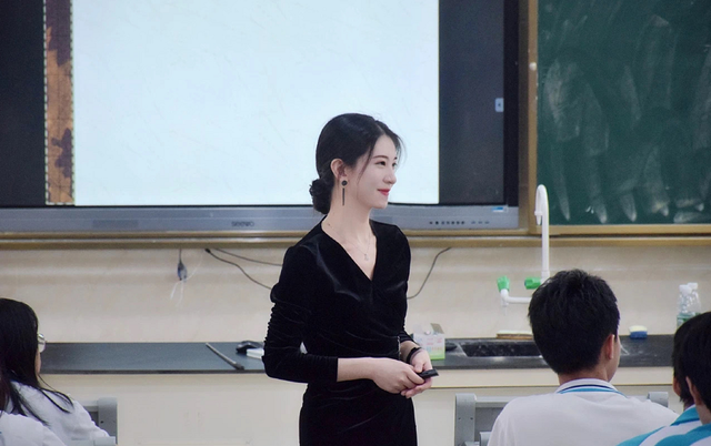 海南"超美女教师"火了,颜值与实力并存,网友表示想回