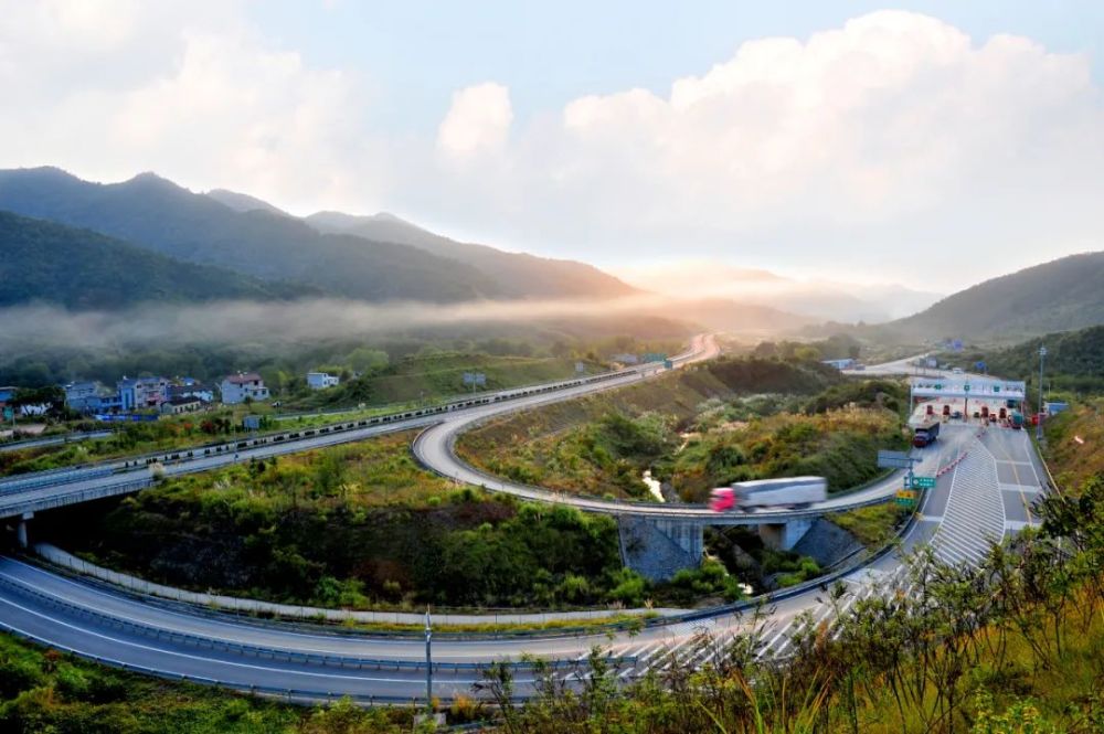 景婺黄(常)高速公路是全国首批首条典型示范高速公路,这是一条连接赣