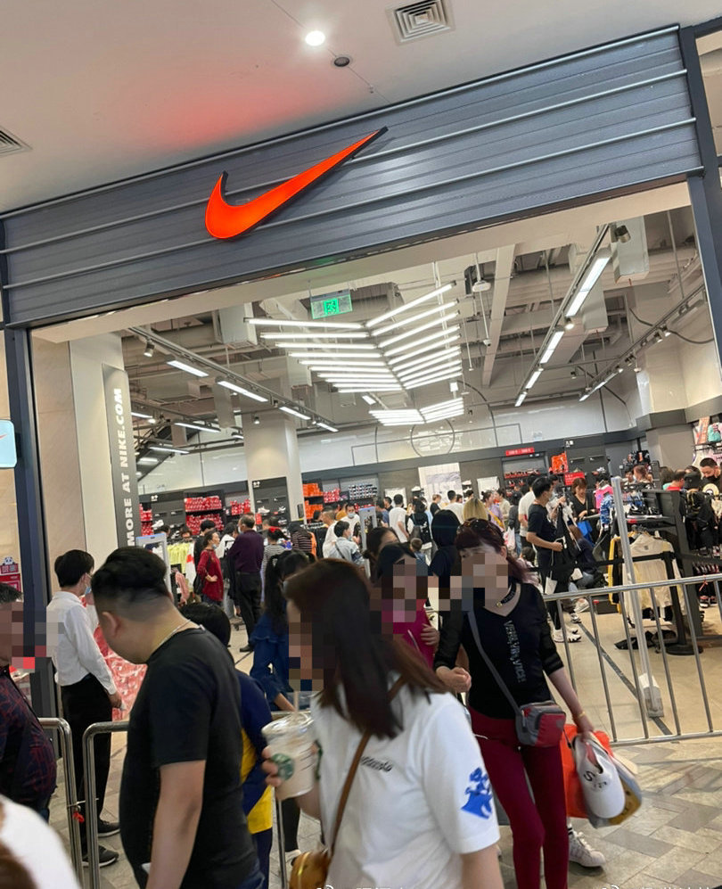 五一假期耐克店被挤爆!顾客排长队抢鞋!网友:骨气呢?