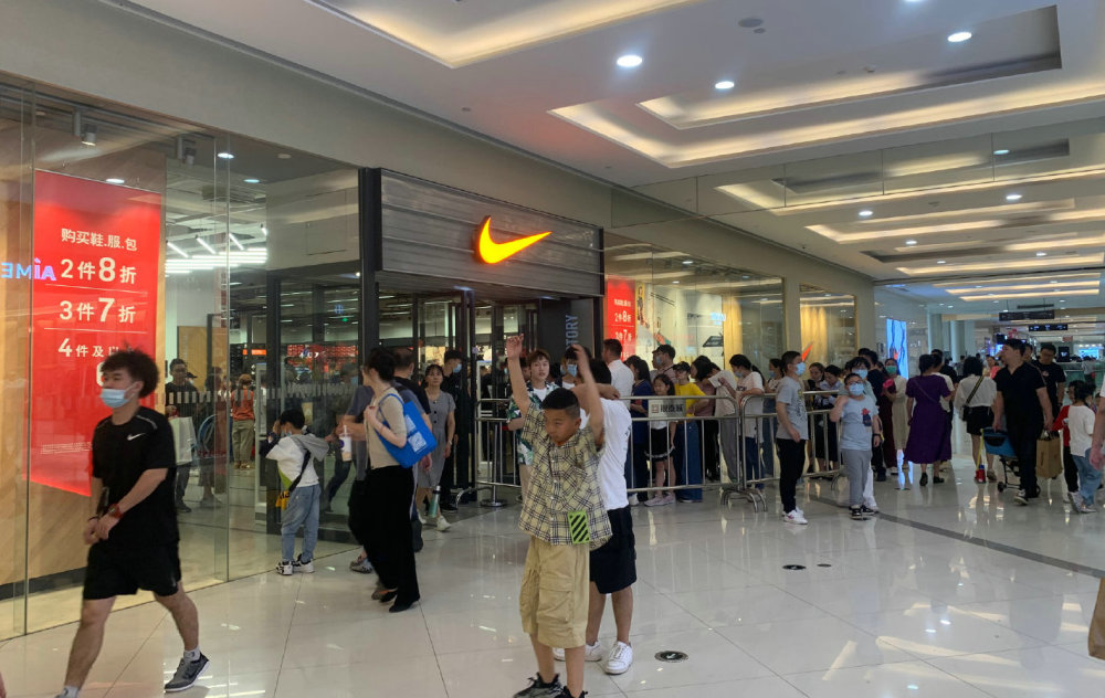 五一假期耐克店被挤爆!顾客排长队抢鞋!网友:骨气呢?