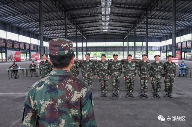 同台竞技砺尖兵 为检验前期队列训练成效 激发新兵参训热情 近日,火箭