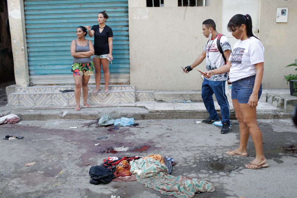 巴西里约热内卢发生致命枪击警察与毒贩火拼场面惨烈