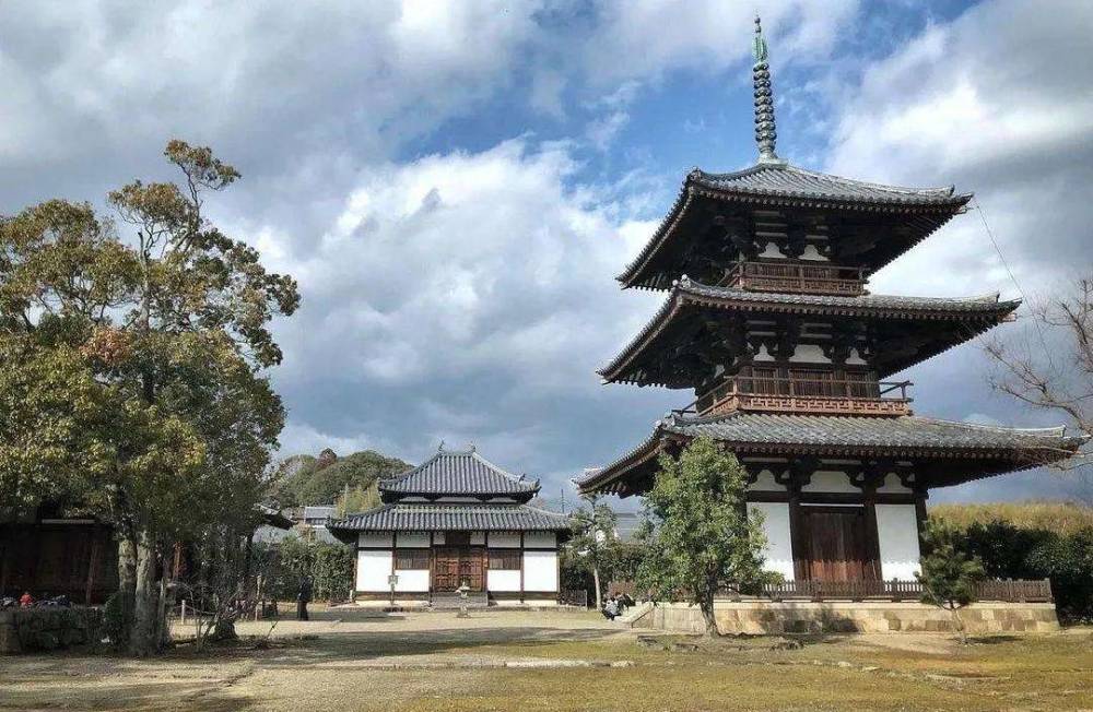 现存的日本佛寺中,凡属飞鸟时代建筑的,反应的是中国南北朝时代建筑