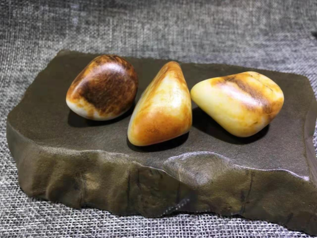 "鸡骨白"籽料