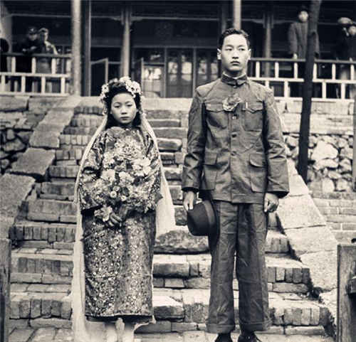 1947年的包办婚姻:都是未成年,女方妆容太辣眼,男方一脸无所谓