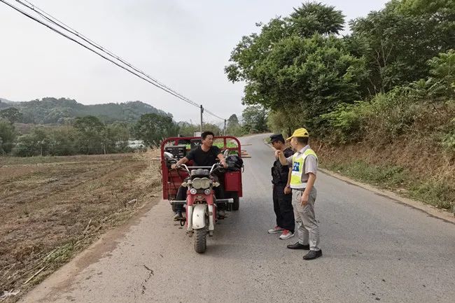 找准农村道路交通事故防控的短板和漏洞,评估隐患风险,拟定以各乡镇集