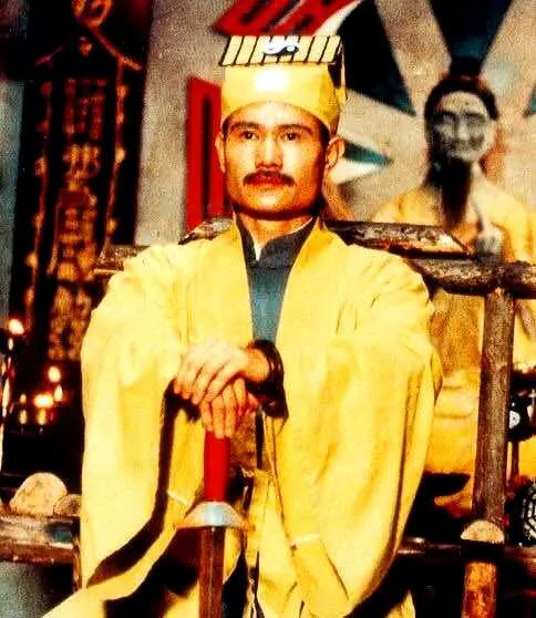 九叔林正英:灵异片鼻祖,出殡当天引来黑色蝴蝶,疑与拍鬼片有关