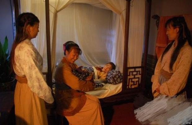 古代女人生孩子,接生婆为何总喊着烧开水?现在为什么不需要了