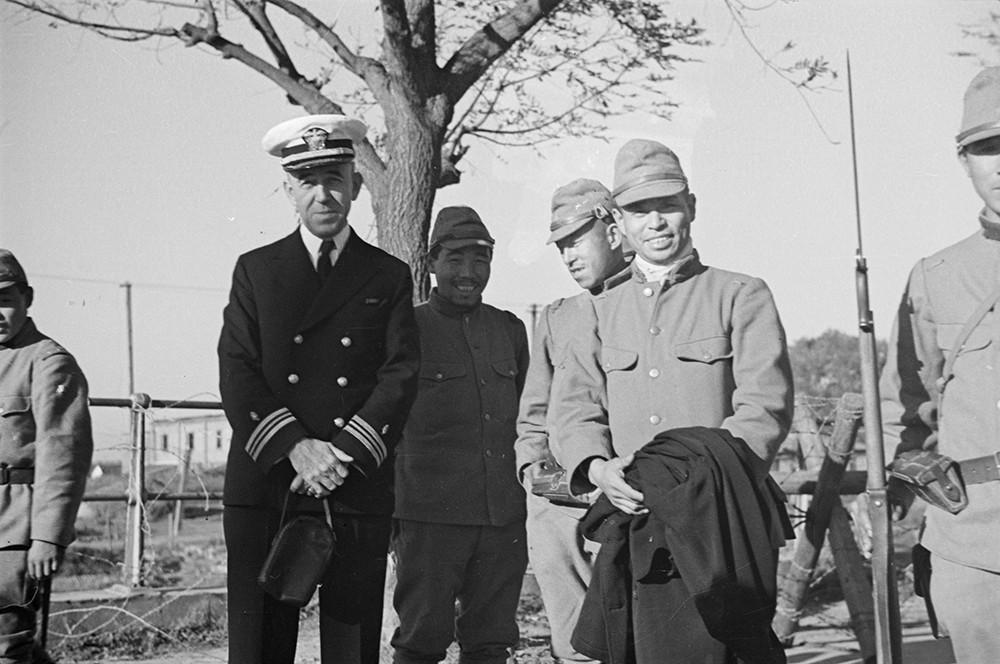 美国亚洲舰队总司令哈里·埃文·亚内尔海军上将与前来谈判的日本官兵
