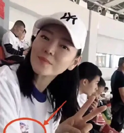 胡明轩的妈妈有多美