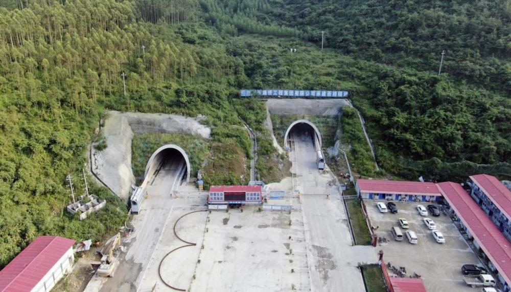 新柳南高速公路全线21座隧道全部贯通