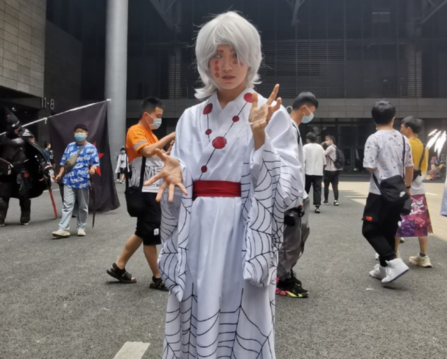 鬼灭伊之助这肌肉很赞,鸣人cos也不错|coser|伊之助|鸣人|漫展|动漫